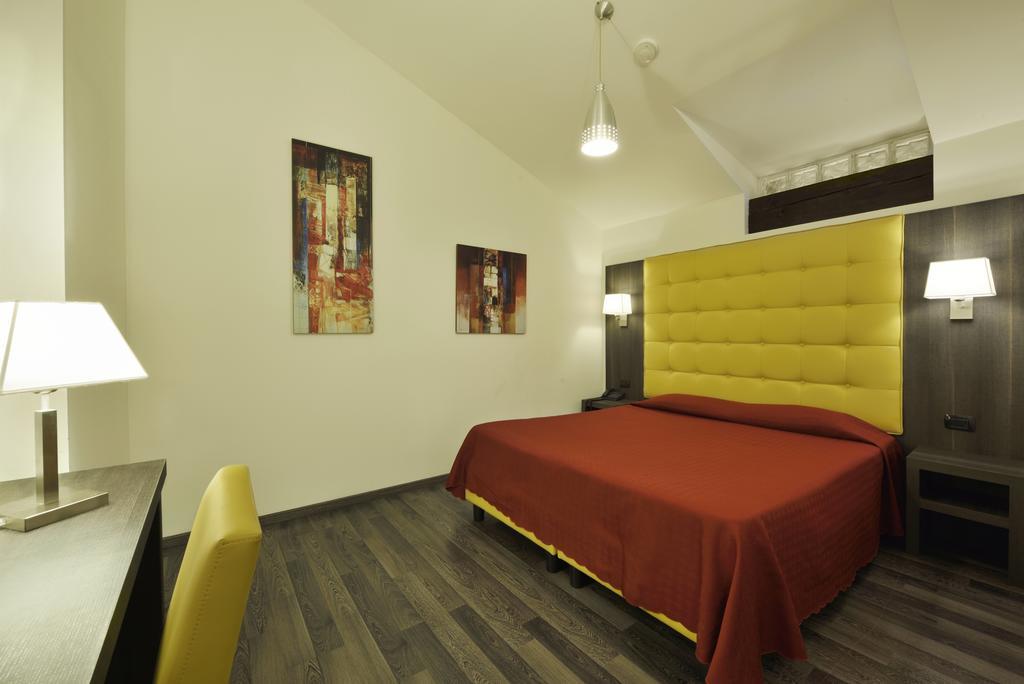 Hotel Villa Glicini Pinerolo ภายนอก รูปภาพ